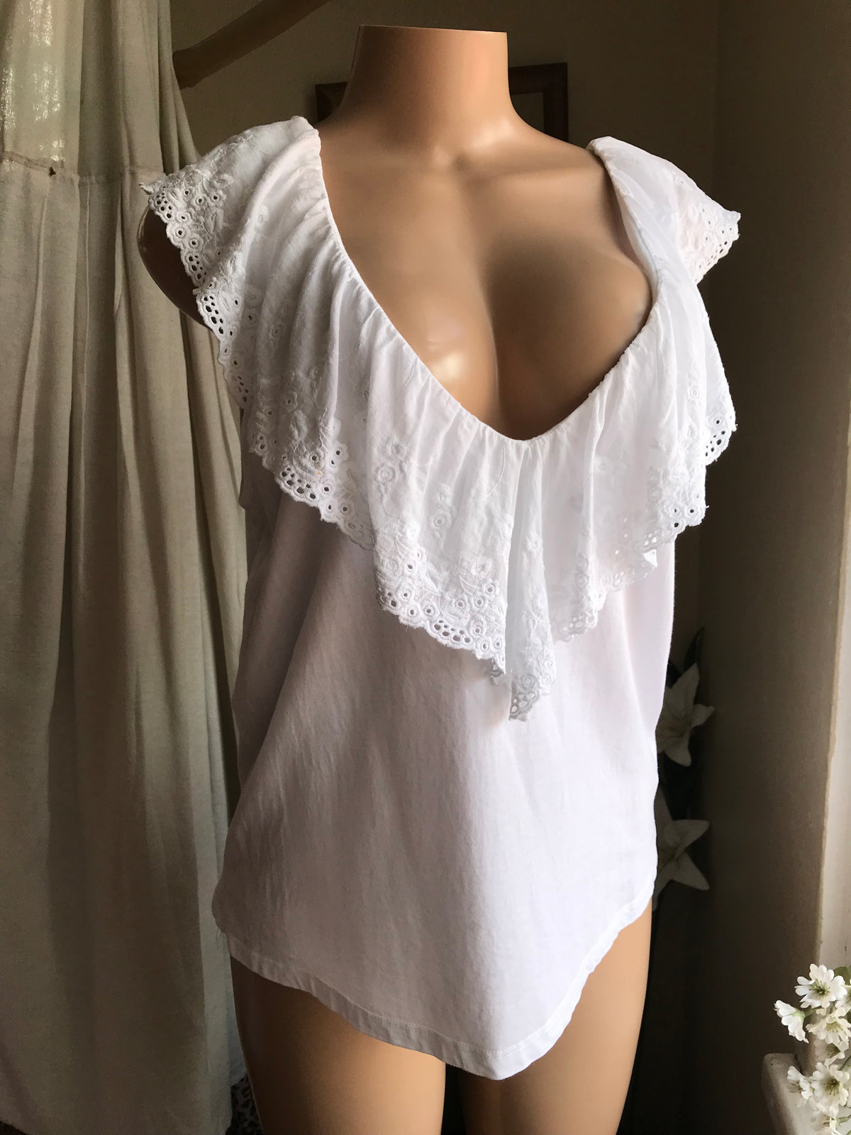 White cotton eyelet collar sleeveless blouse  /xl