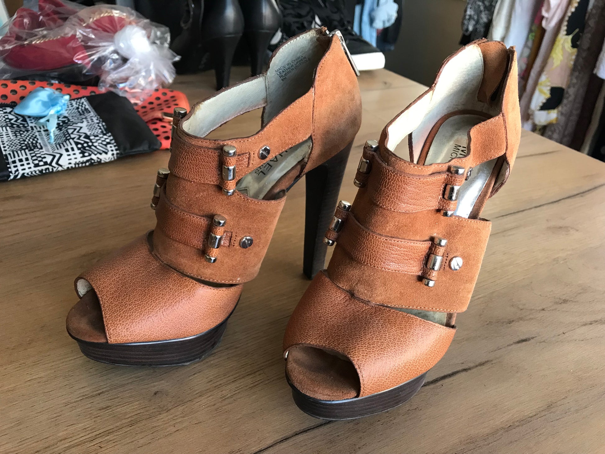 Michael Kors brown  Leather heals metal det /// size 6