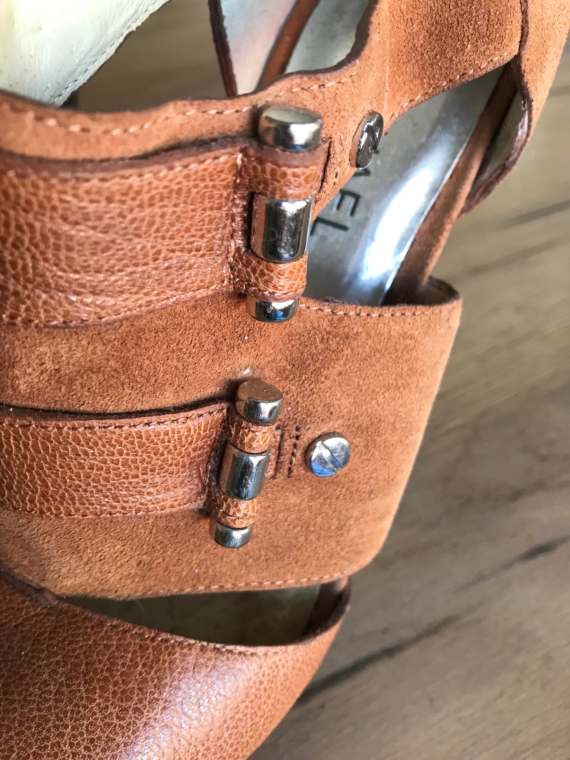 Michael Kors brown  Leather heals metal det /// size 6