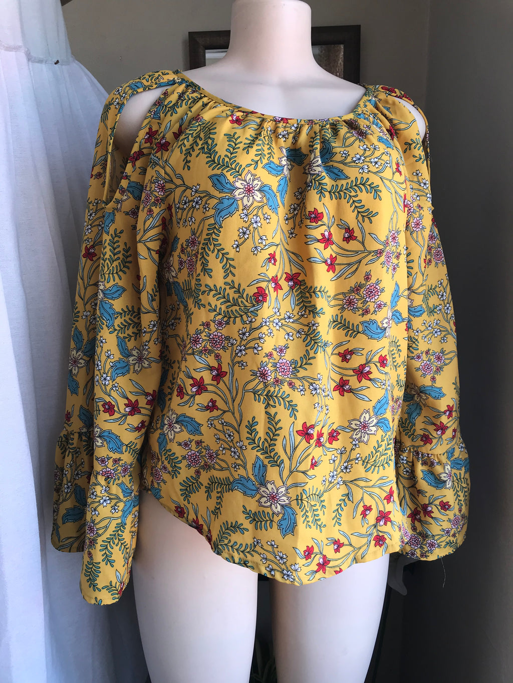 Mustard yellow floral print blouse … M