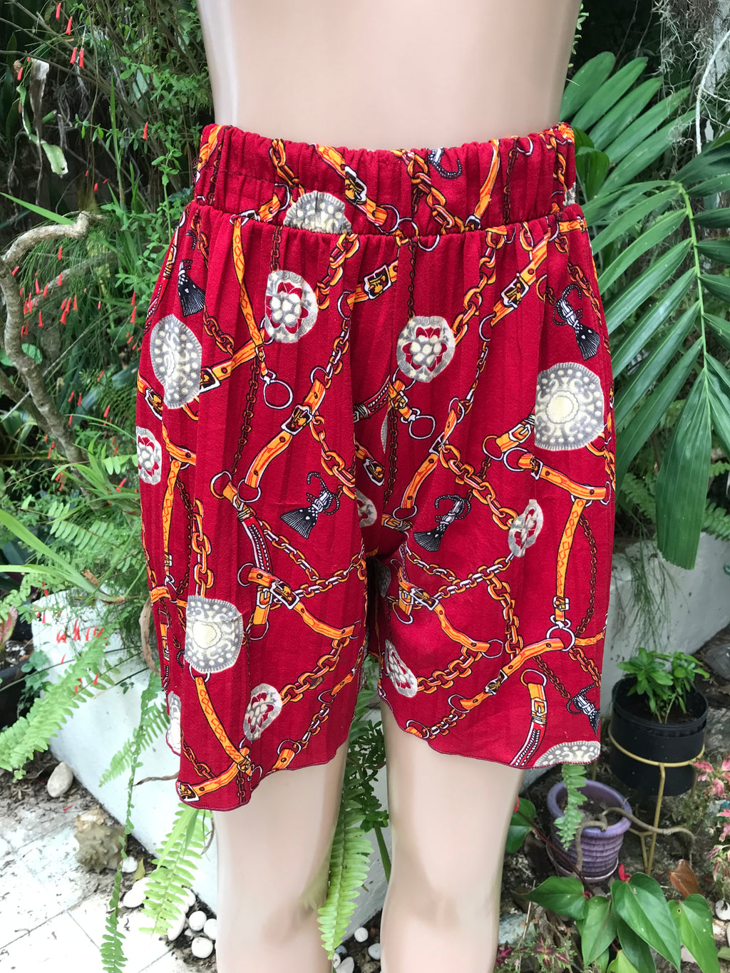 red ornate print pleat high waist shorts . s