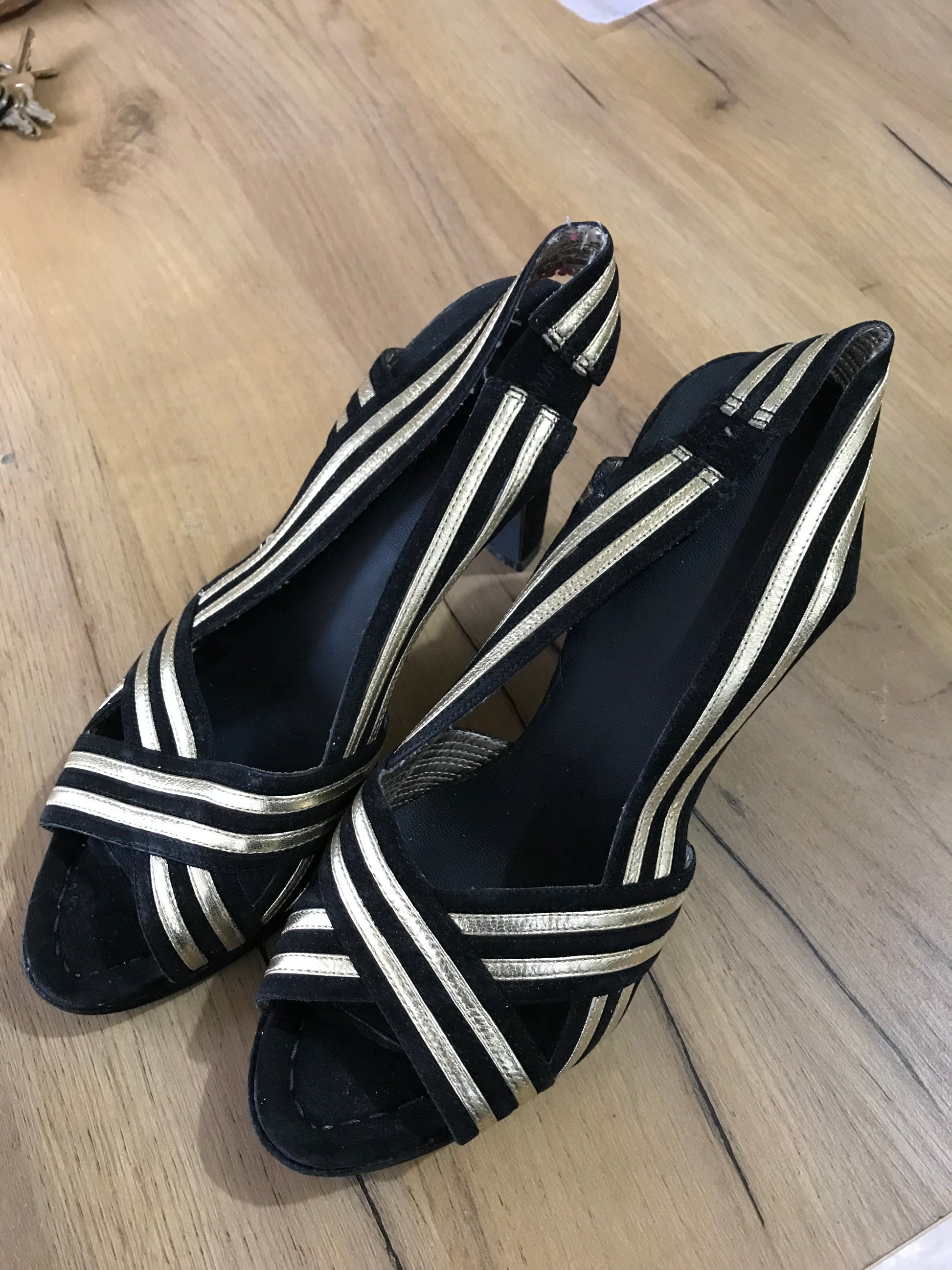 Black and gold suede feel heals  /// size 8