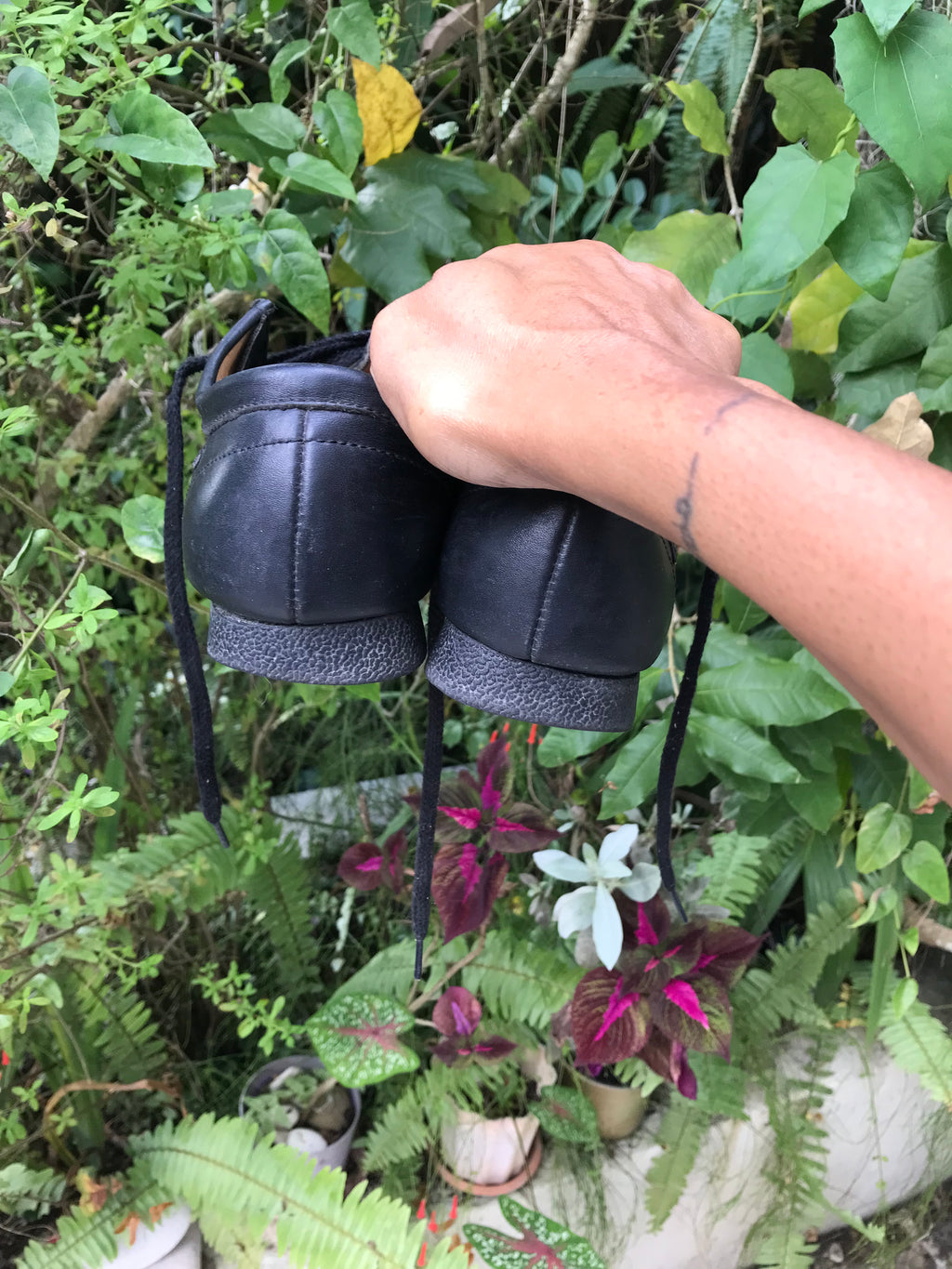Black  Leather Wallabee Clarks /// size 7.5 women / size 6 men unisex