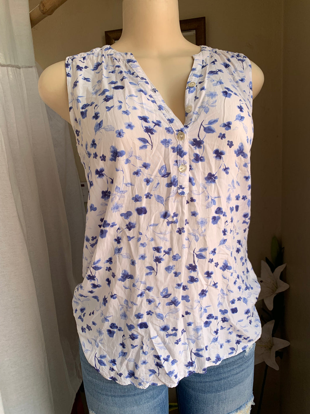 White+blue floral printed sleeveless shirt … M