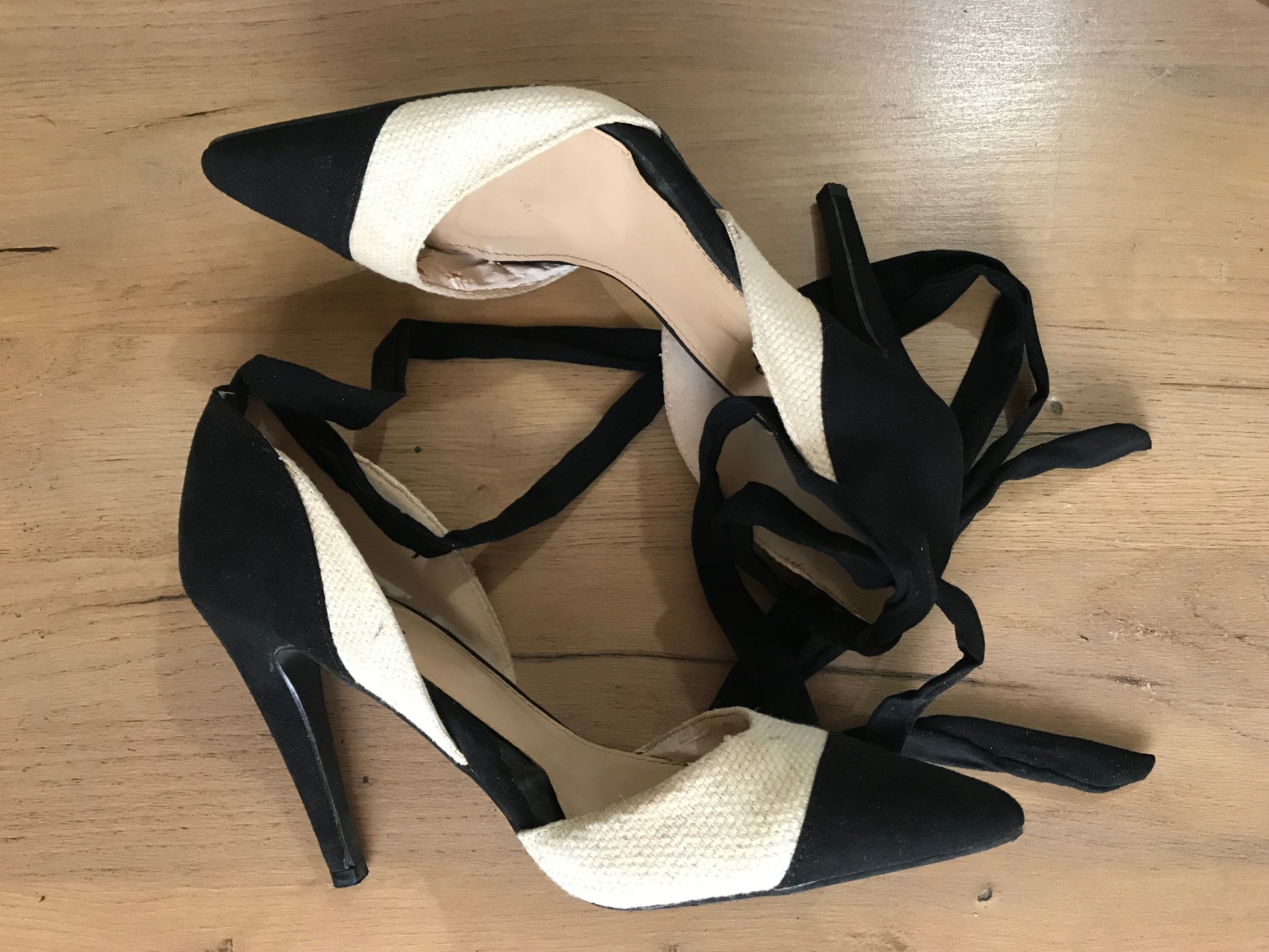 black and cream canvas heals /// size 8