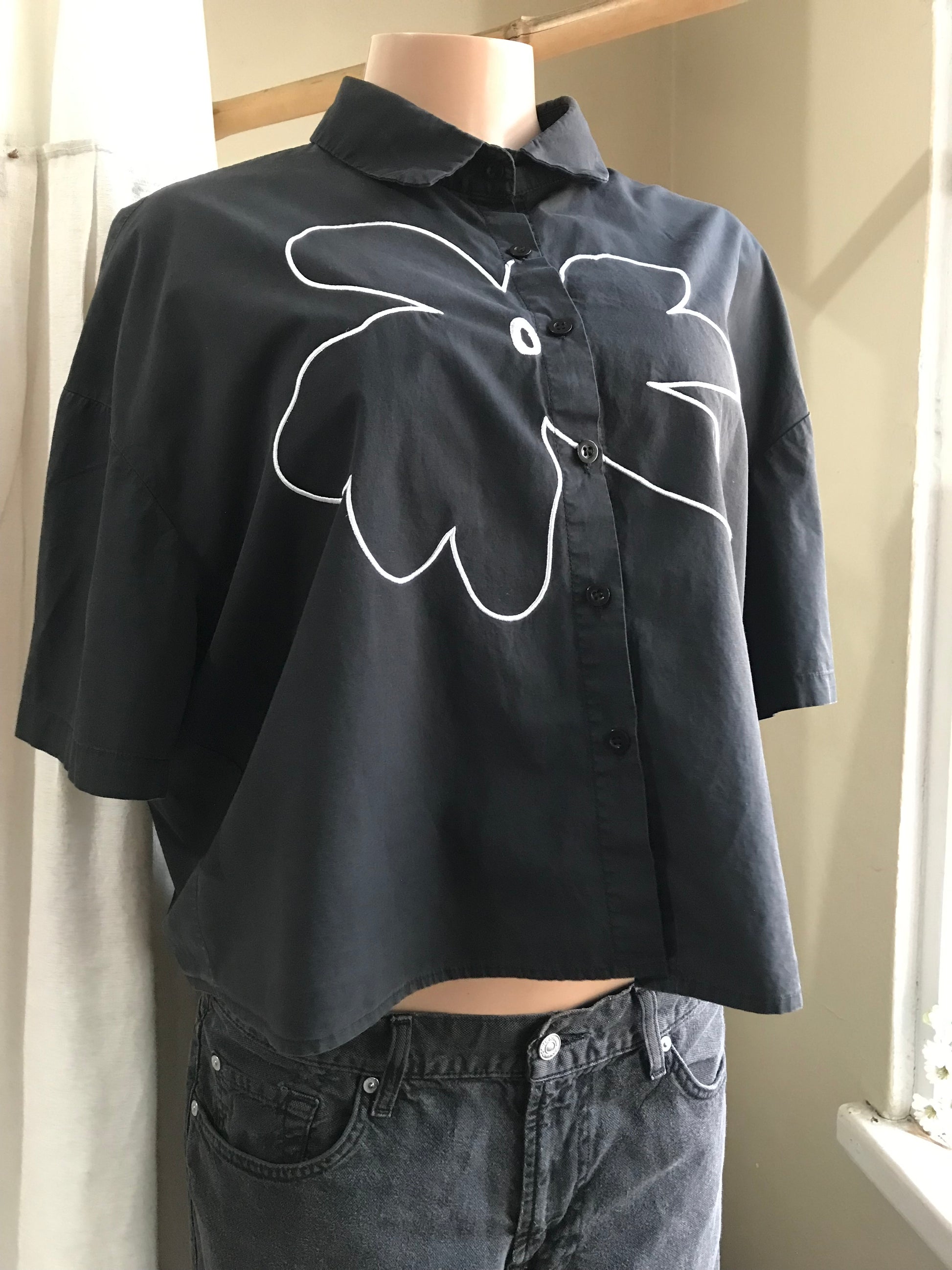 Black button shirt with large embroidery flower ... L/xL