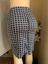 Load image into Gallery viewer, B+W patterned pencil skirt s
