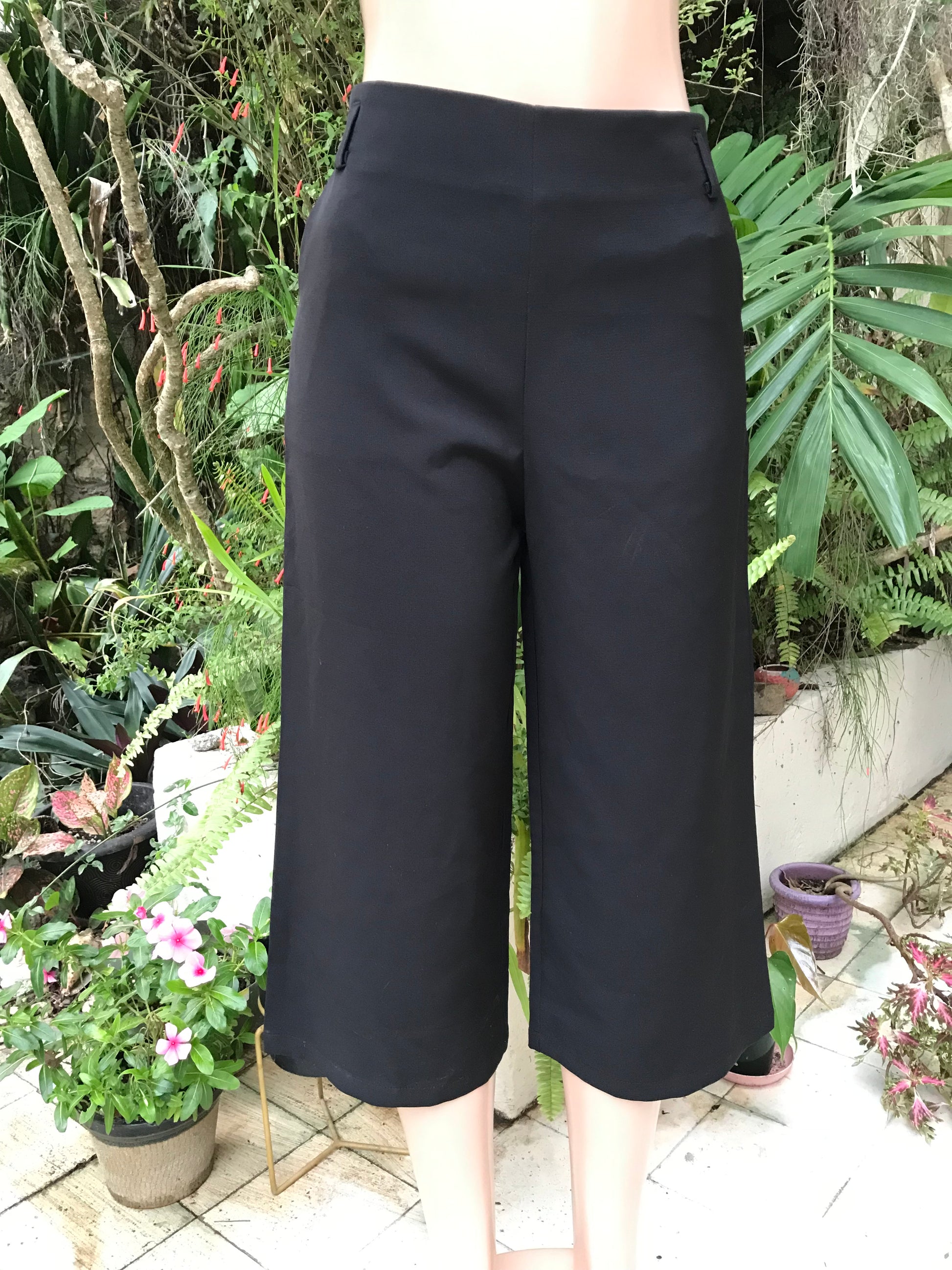 Black wide leg 3/4 trousers ::: M