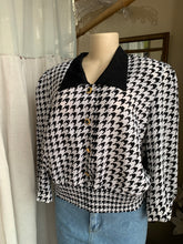 Load image into Gallery viewer, Vintage Houndstooth B+W blazer blzouse with shoulder pads … M ^^^
