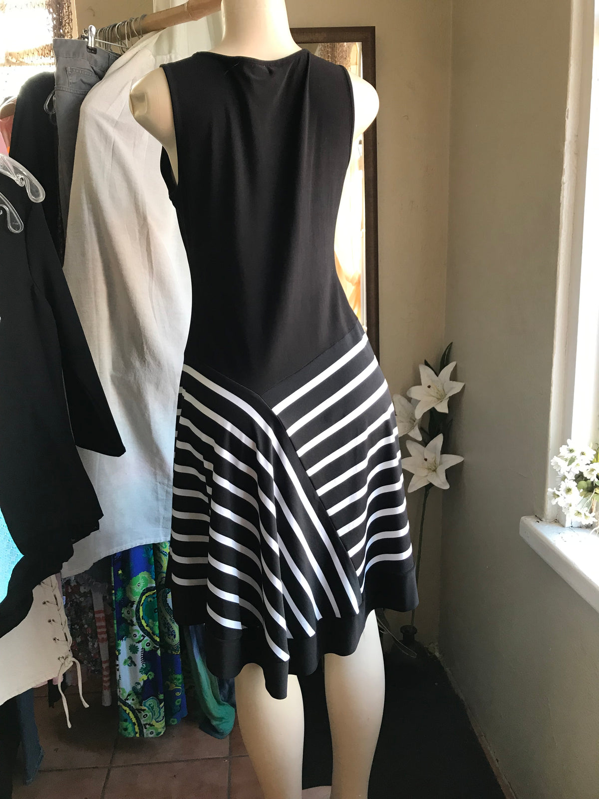 retro b&w sleeveless dress stripe bottom work/play . L