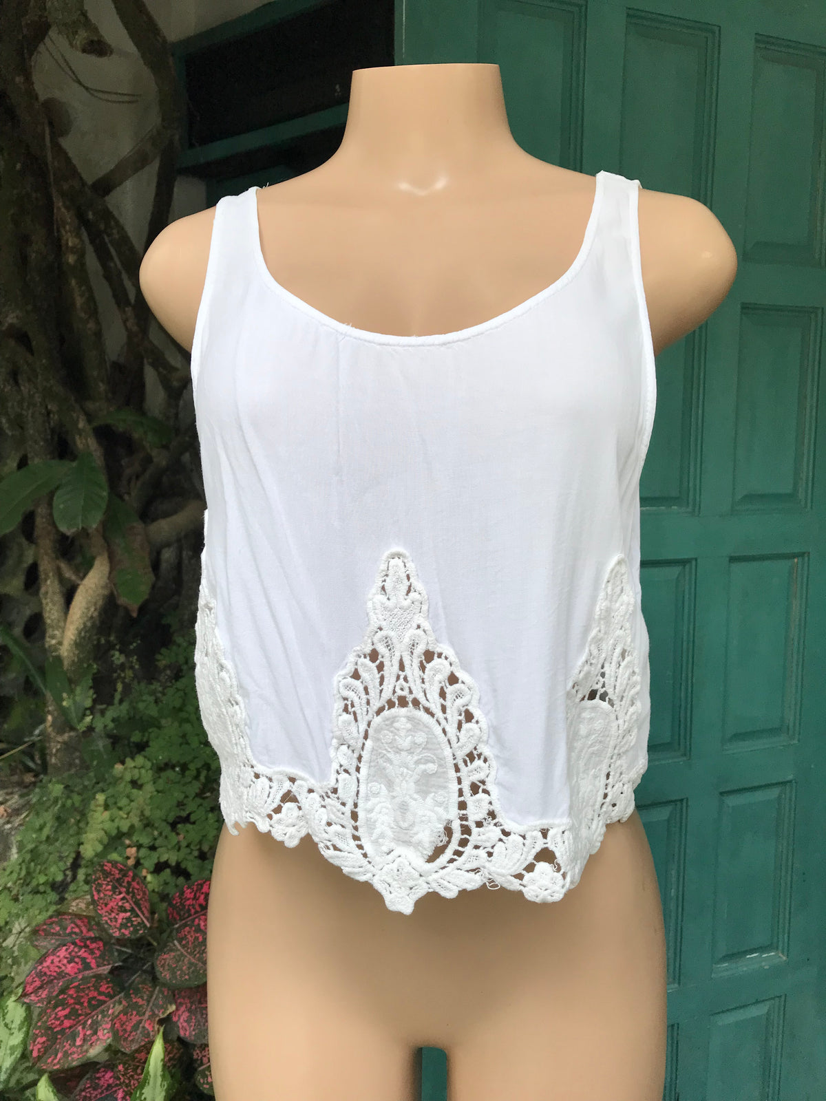 white organic sleeveless top crochet detail ... m/L ,,,