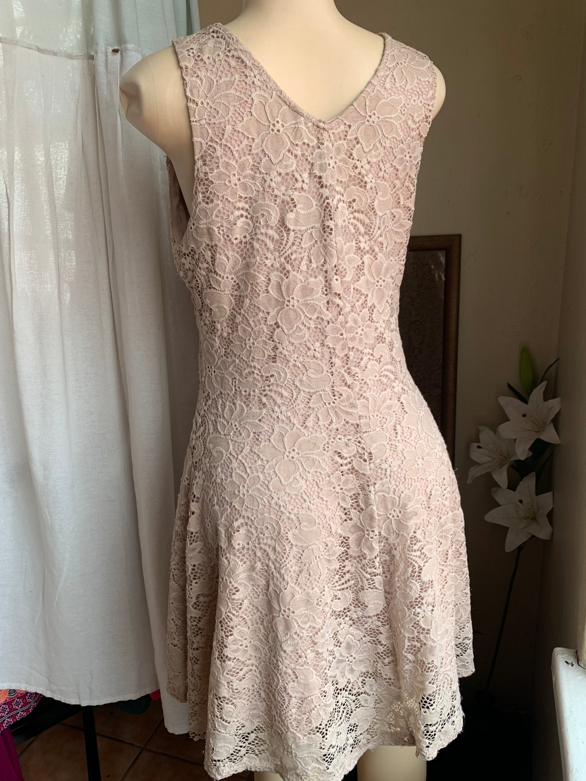 Beige lace V neck sleeveless dress M