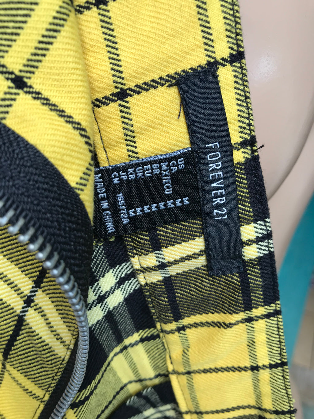 F21 Yellow plaid zip front fashion mini skirt. M