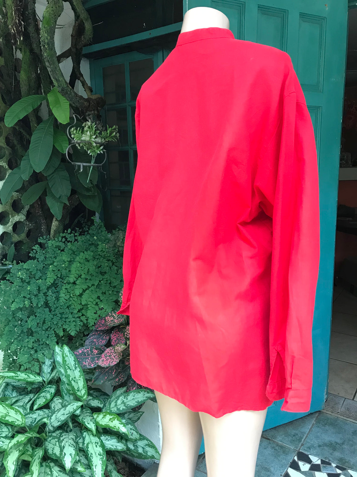 linen blend red button blouse... L ,,,