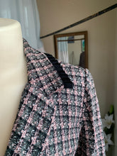 Load image into Gallery viewer, Vintage Pink+Black tweed blazer ^^^ size 8 /s-m &gt;&gt;&gt;
