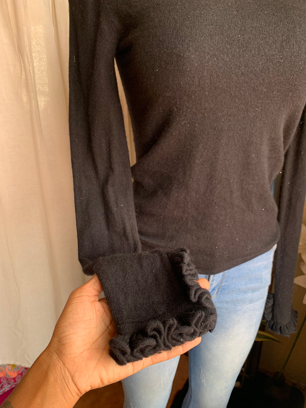 Black cashmere sweater with ruffle details on sleeves … s/m