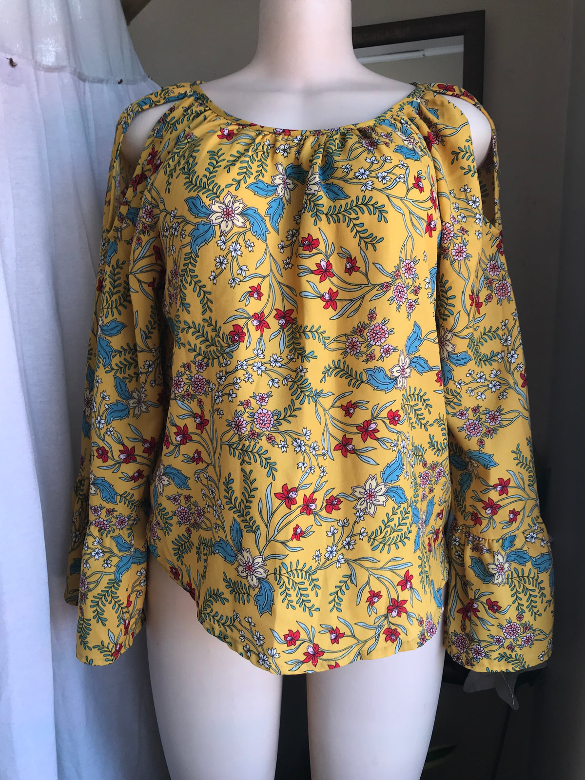 Mustard yellow floral print blouse … M