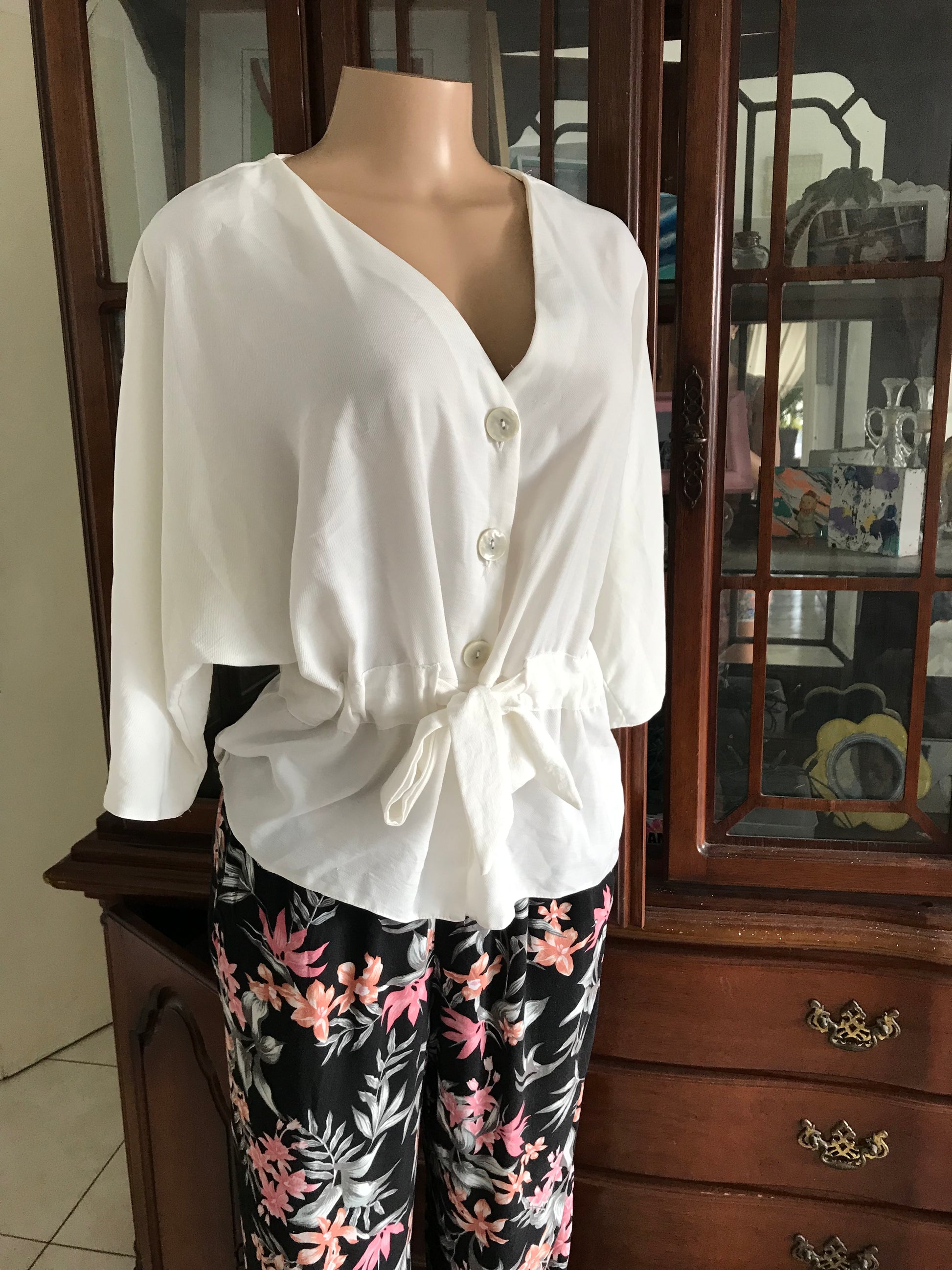 Black button down blouse tied • L (available in white)