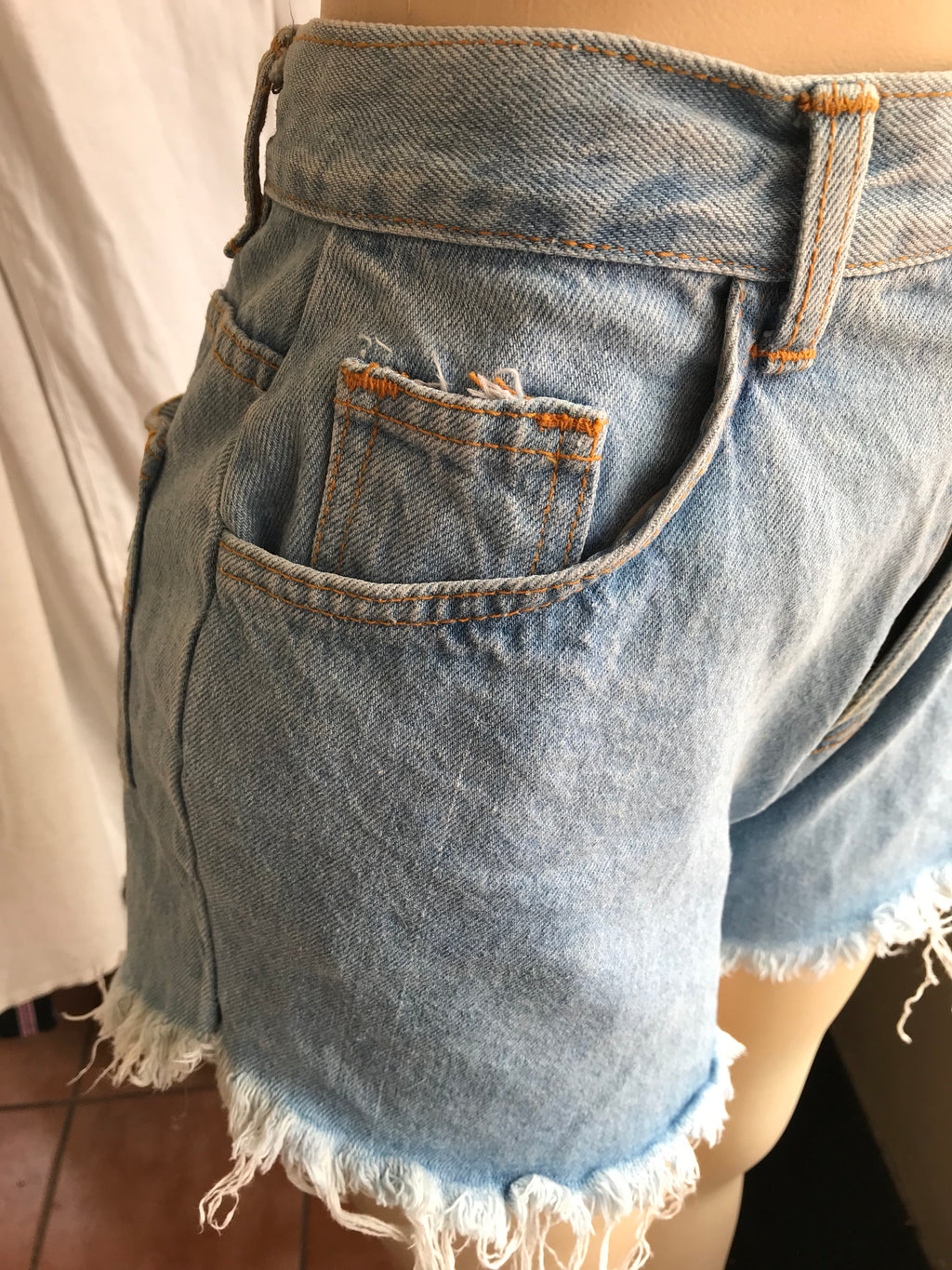 Vintage high waist light wash shorts fray edge ^^^ w27 / s