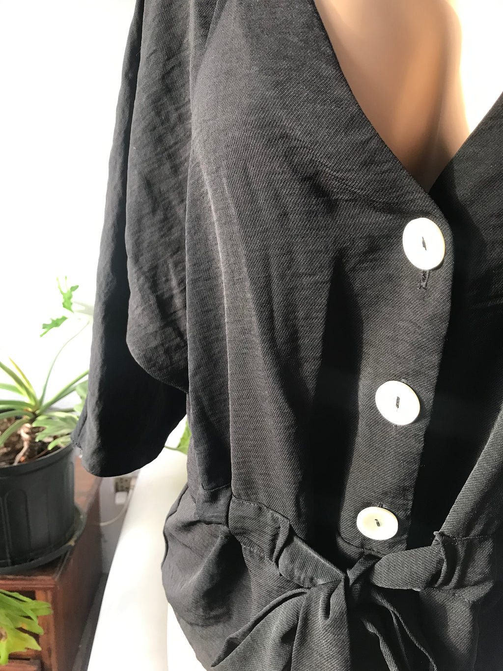 Black button down blouse tied • L (available in white)