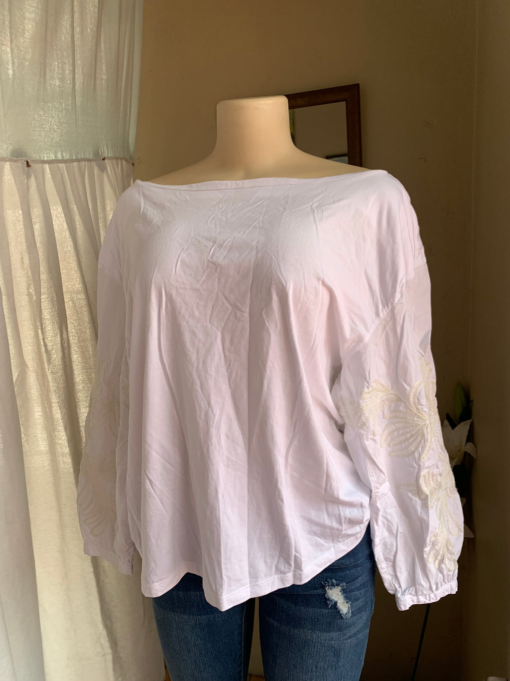 Banana Republic White cotton top with embroidery sleeve detail … /XL