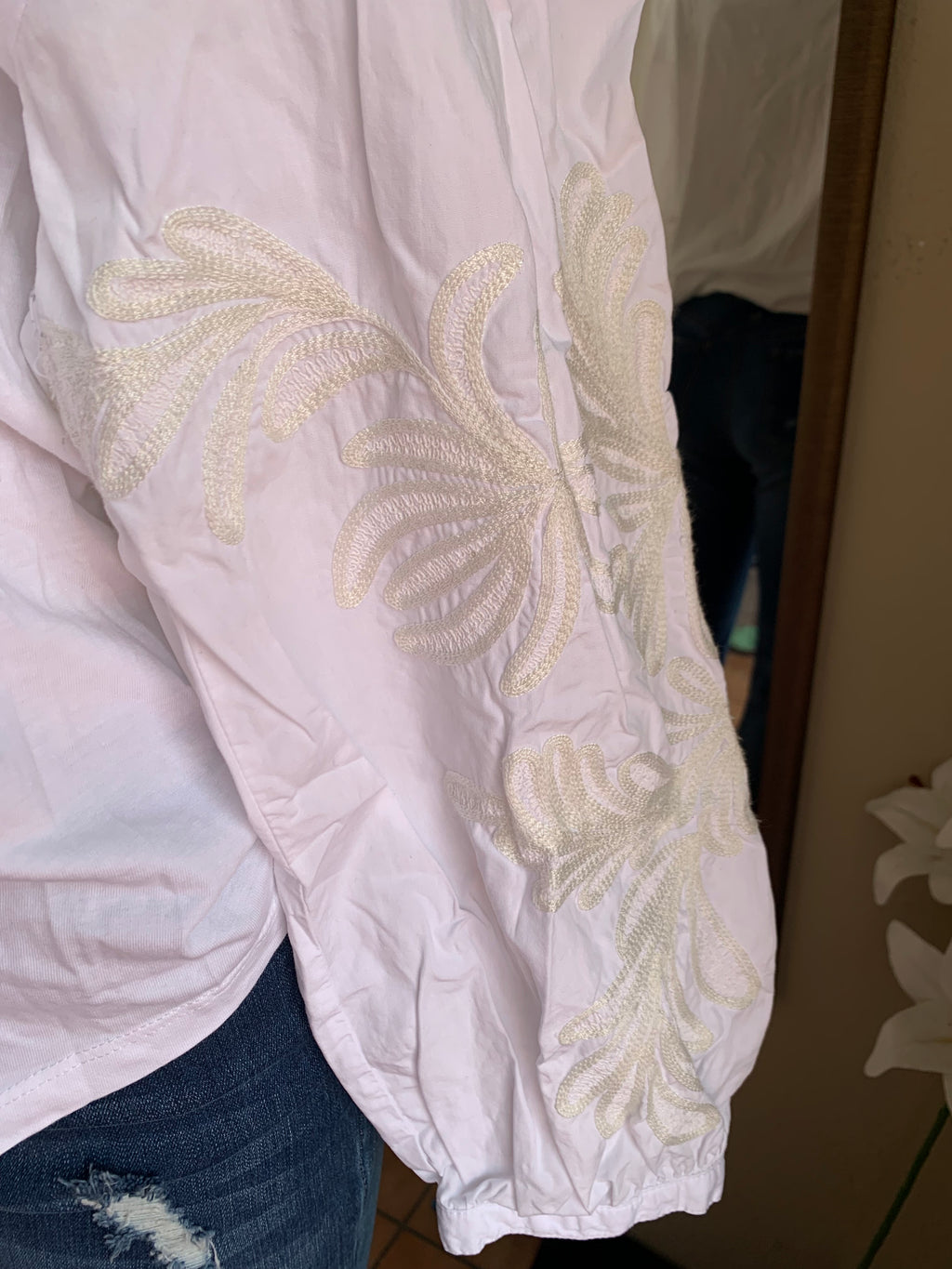Banana Republic White cotton top with embroidery sleeve detail … /XL