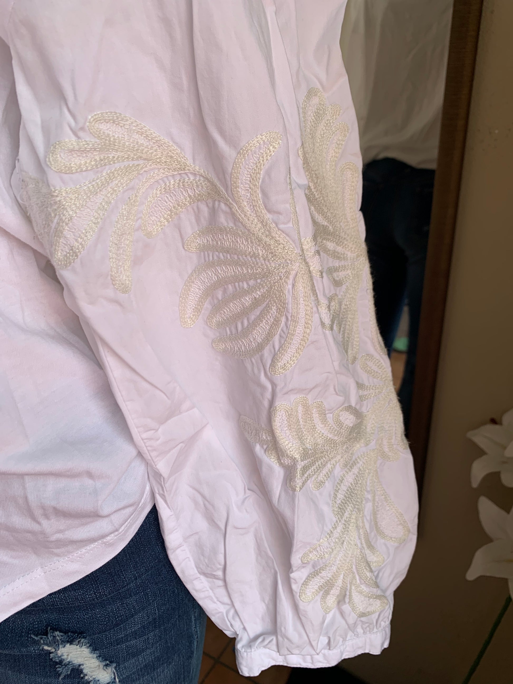 Banana Republic White cotton top with embroidery sleeve detail … /XL