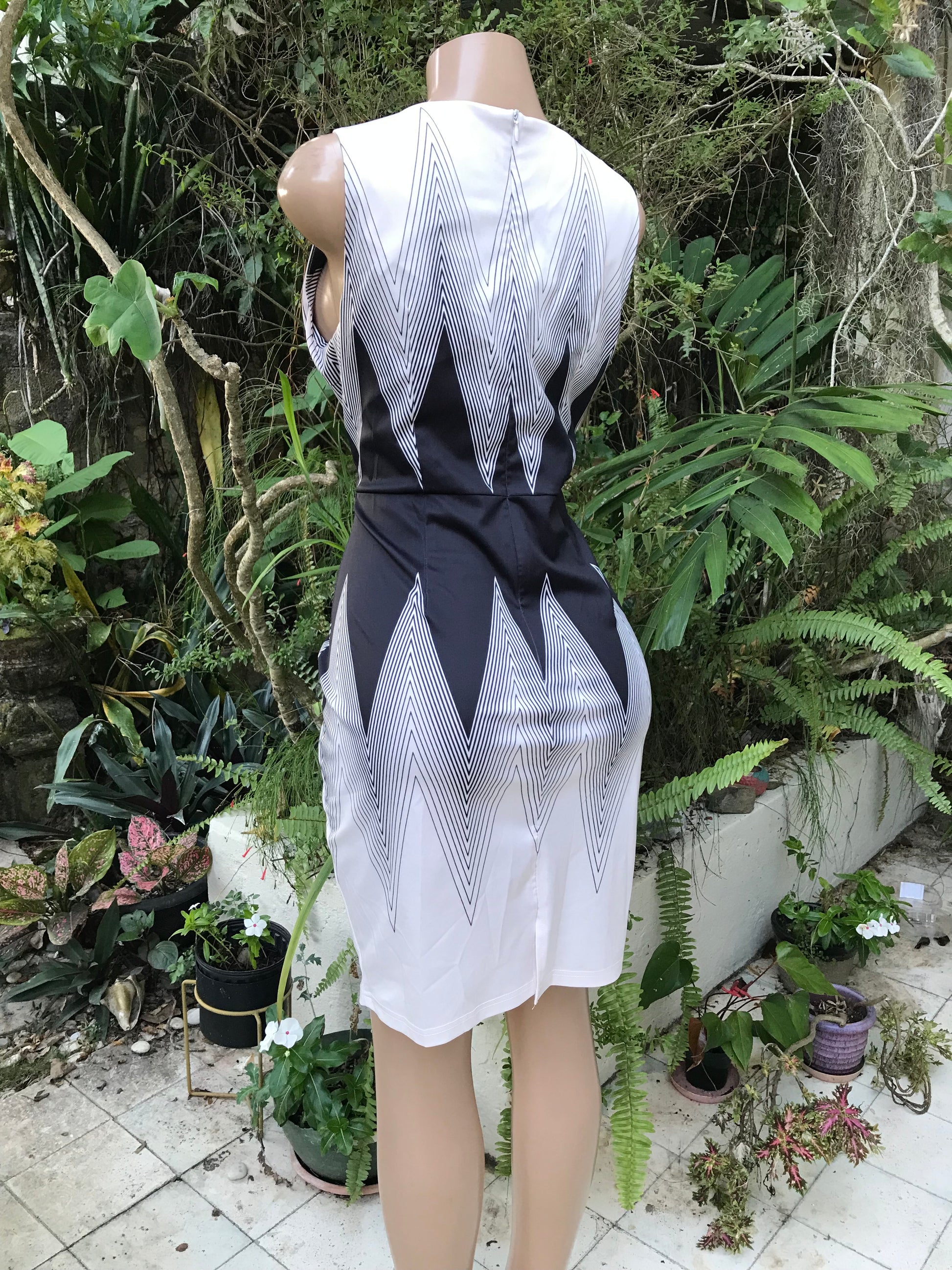 Professional geo print sleeveless dress . large