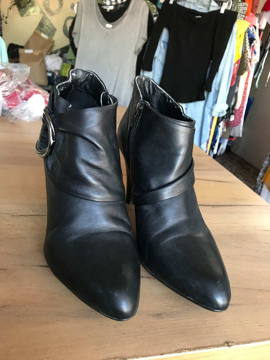 Black Leather boot with buckle size 8.5 ///