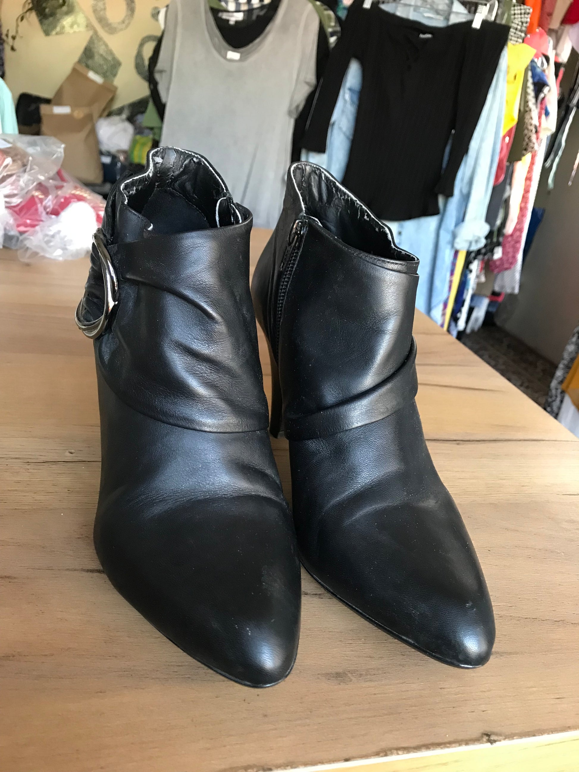 Black Leather boot with buckle size 8.5 ///