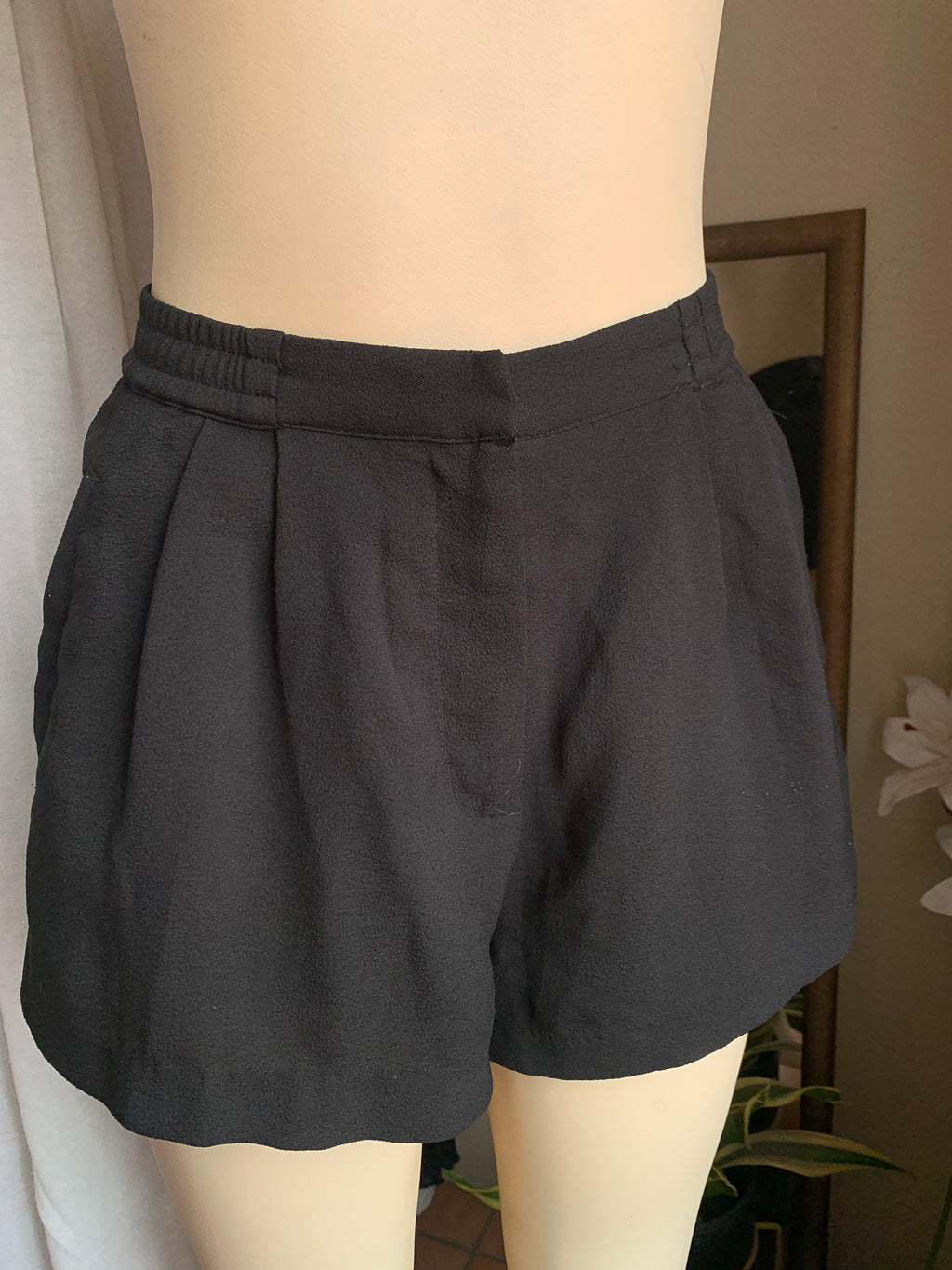 Tailored black shorts M