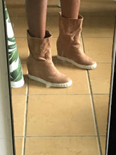 Load image into Gallery viewer, brown and white wedge boots  /// size 8 / 8.5
