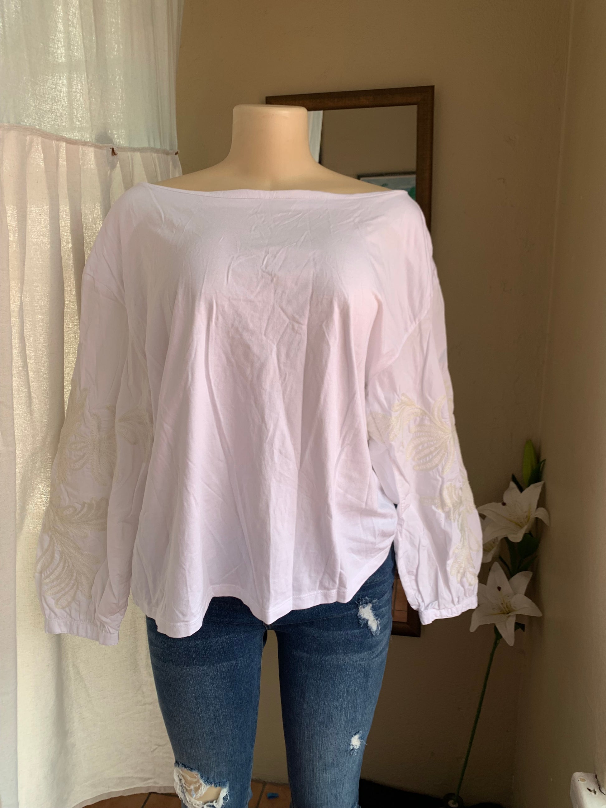 Banana Republic White cotton top with embroidery sleeve detail … /XL