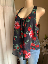 Load image into Gallery viewer, Rose patterned tank top … L
