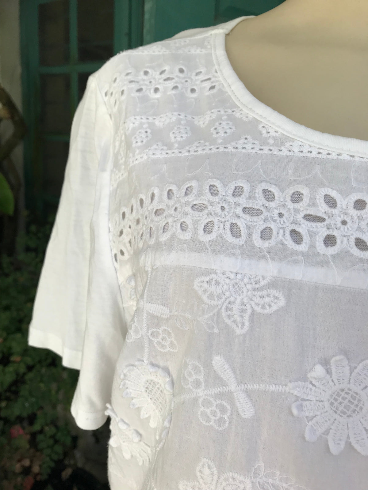 white organic applique flower embroidery tshirt
