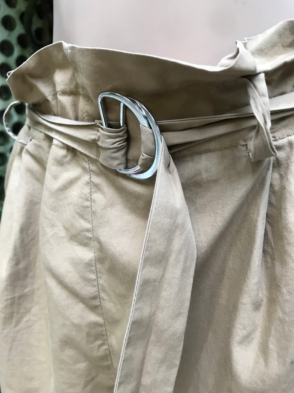 100% Cotton Khaki ruffle top shorts tied with pockets. M ,,,