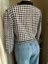 Load image into Gallery viewer, Vintage Houndstooth B+W blazer blzouse with shoulder pads … M ^^^
