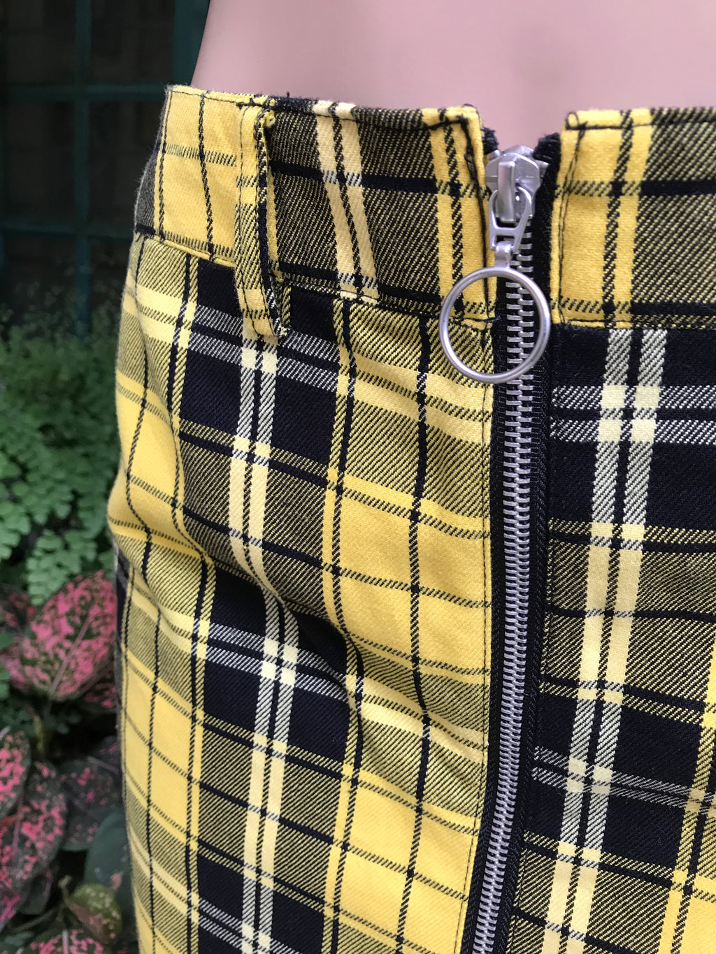 F21 Yellow plaid zip front fashion mini skirt. M