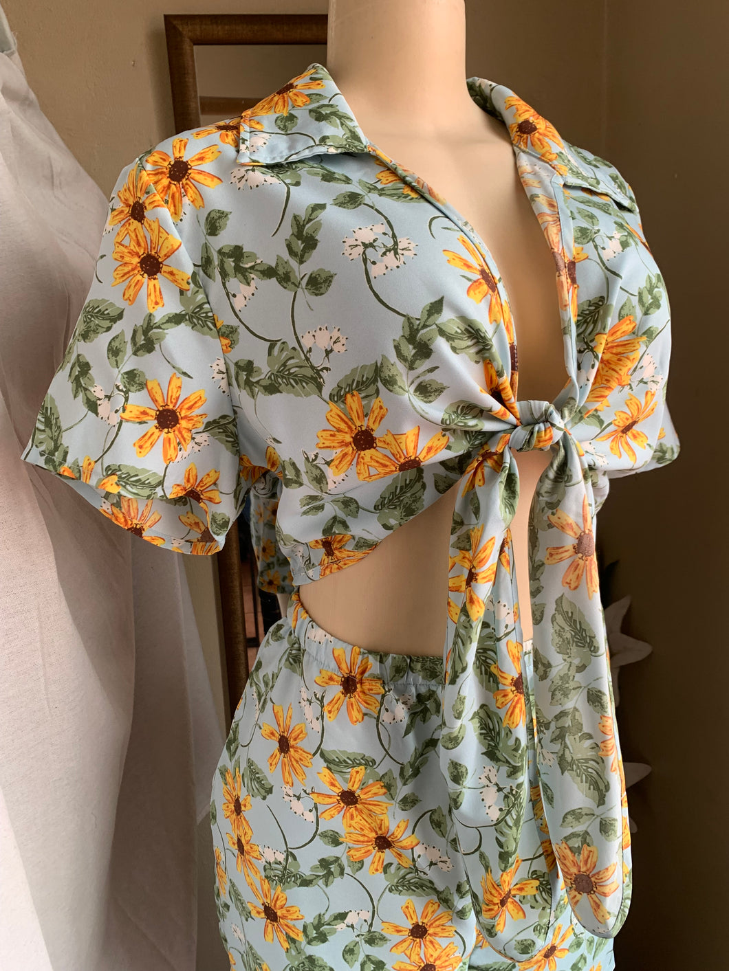 Daisy floral printed romper with front tie ~~~ L