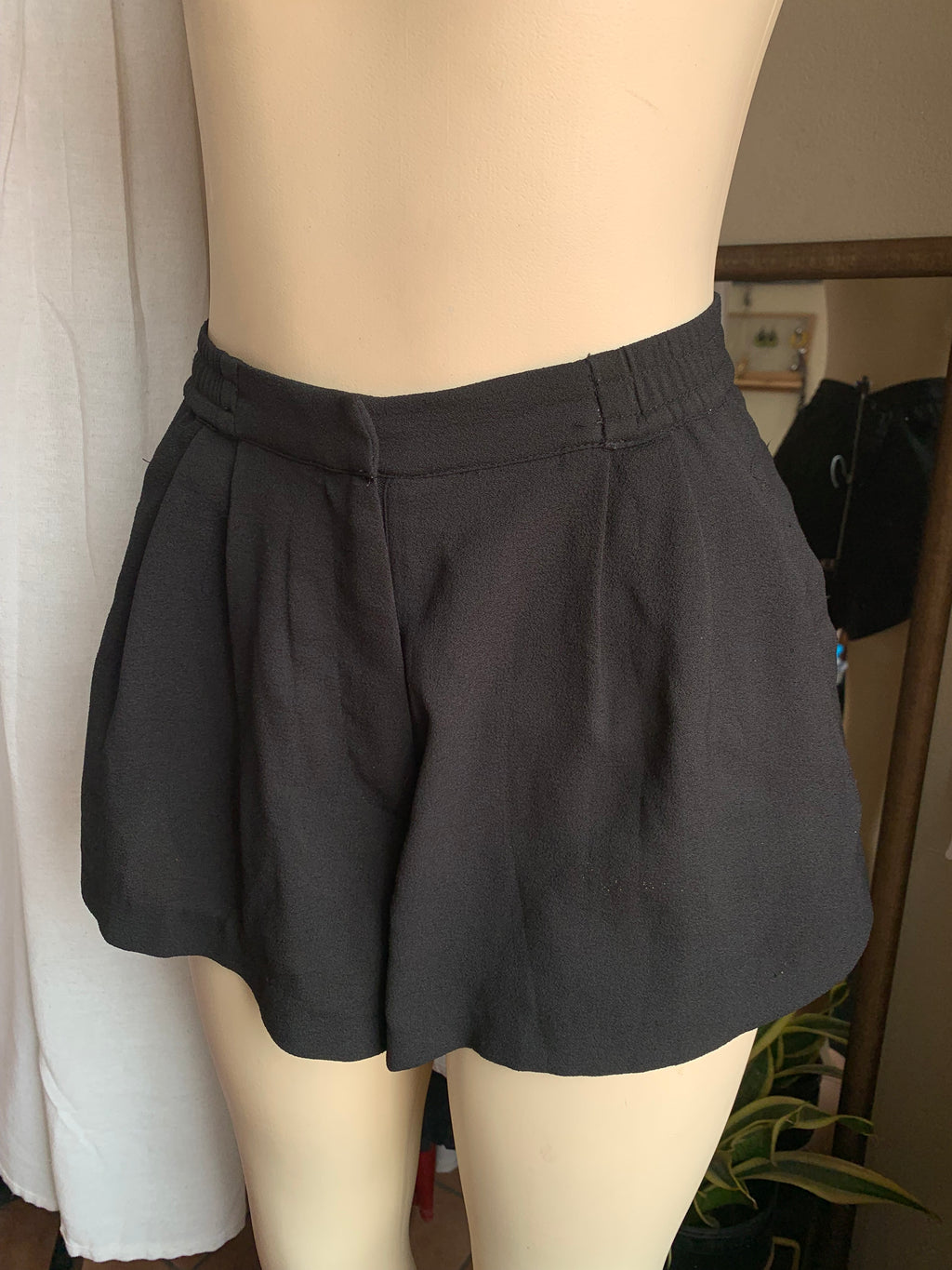 Tailored black shorts M
