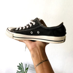 Converse B&W low top sneakers /// Size 8 / 9 womens. Size 6 Men