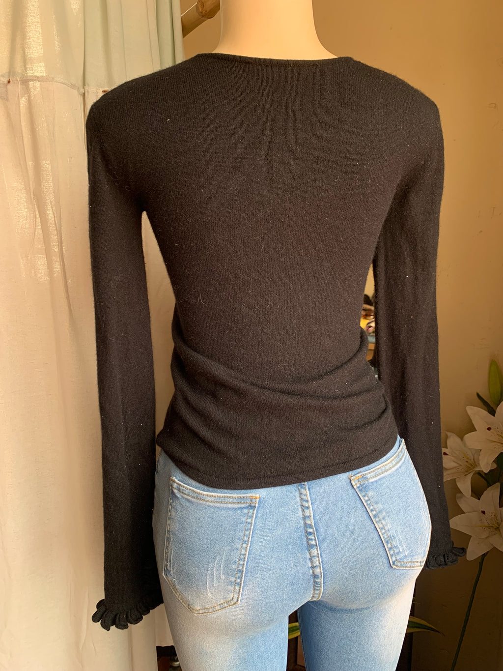 Black cashmere sweater with ruffle details on sleeves … s/m