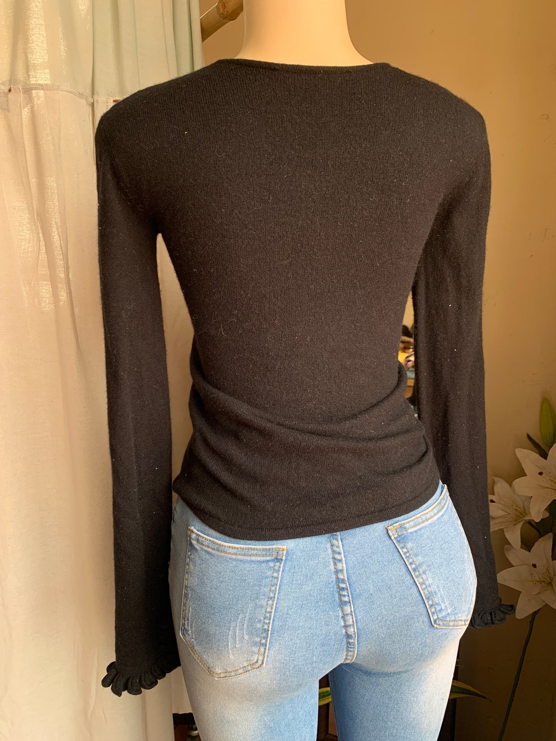 Black cashmere sweater with ruffle details on sleeves … s/m