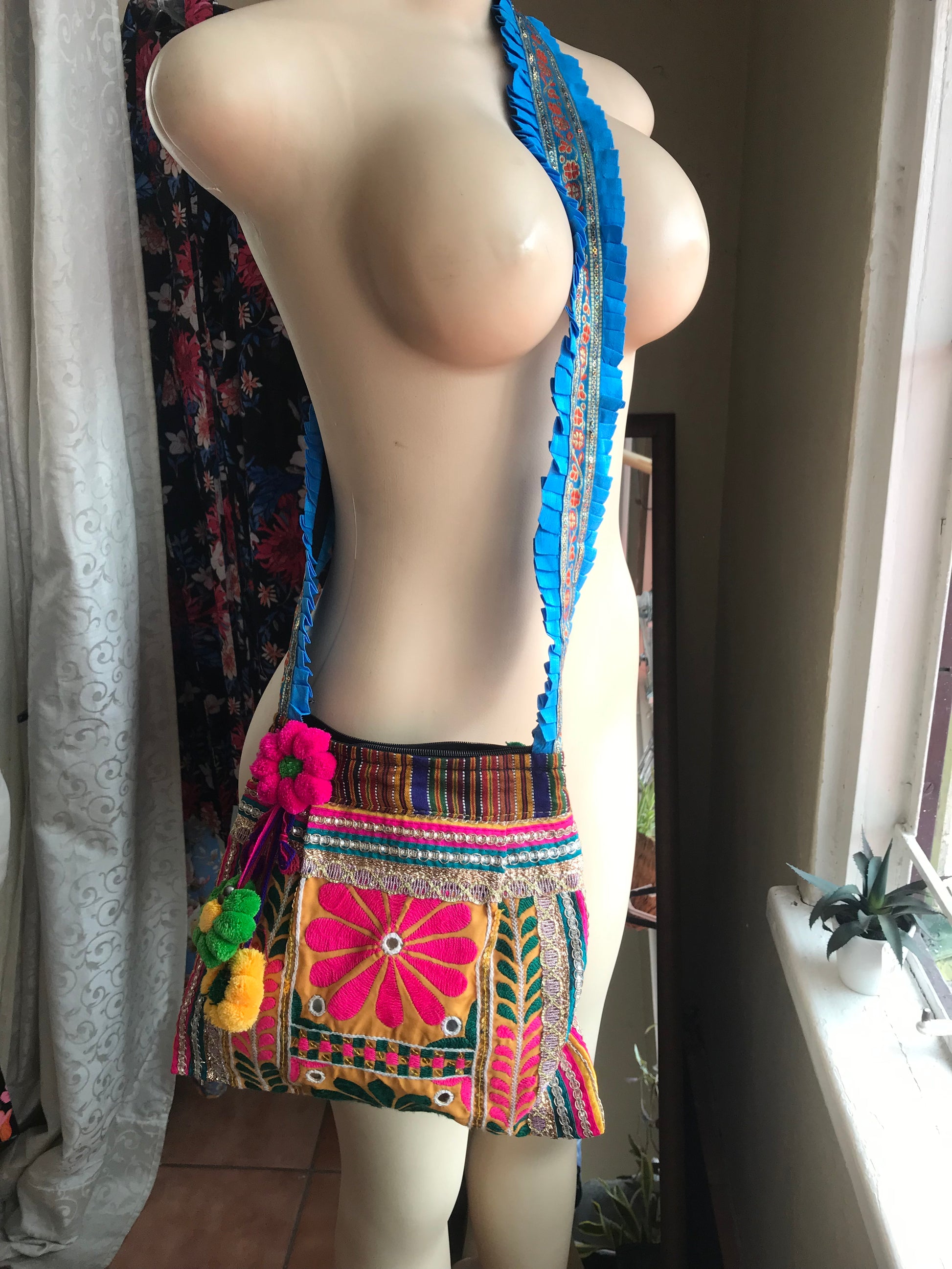 Like new boho shoulder bag flowers