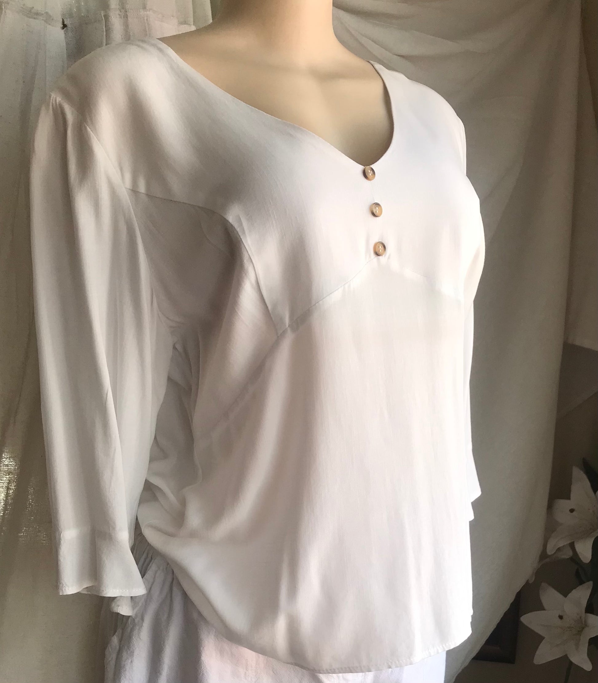 white bell sleeve blouse 3 buttons... M