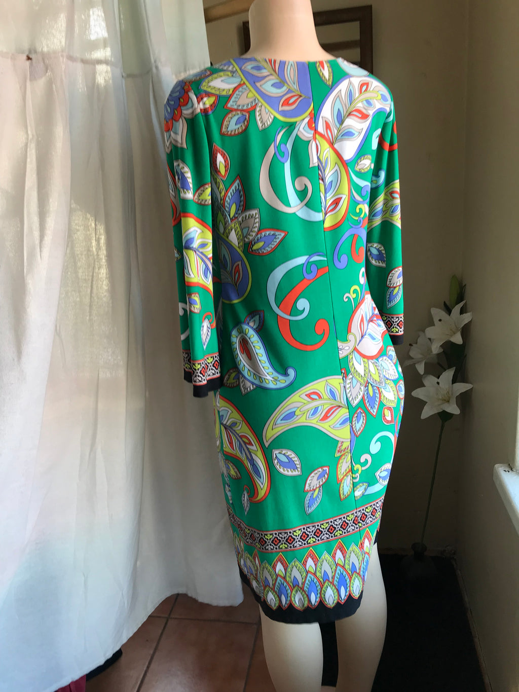 Stretchy green paisley print professional dress mid sleeve. Size 8 / M