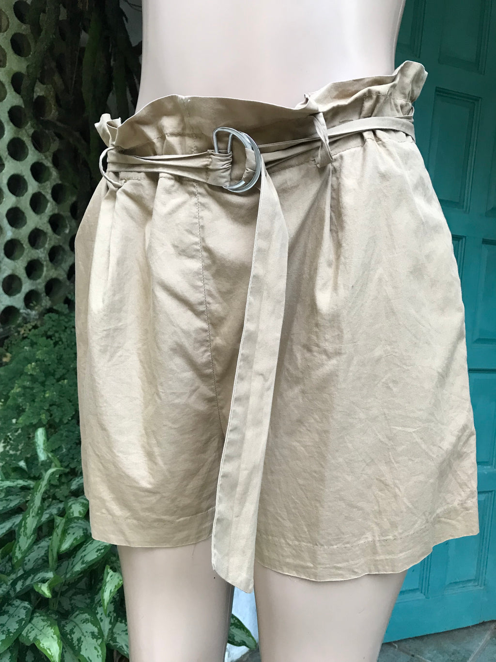 100% Cotton Khaki ruffle top shorts tied with pockets. M ,,,