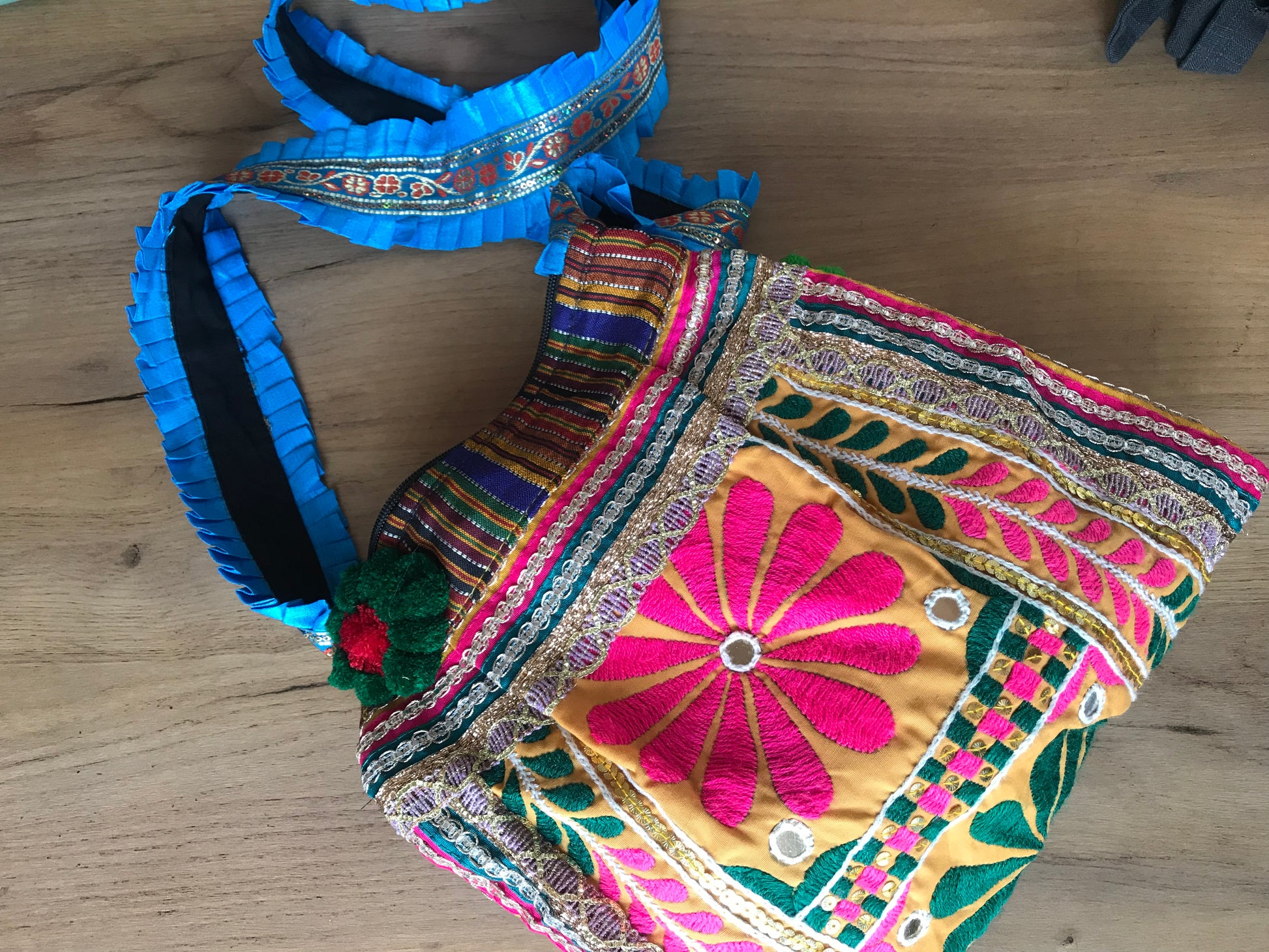 Like new boho shoulder bag flowers