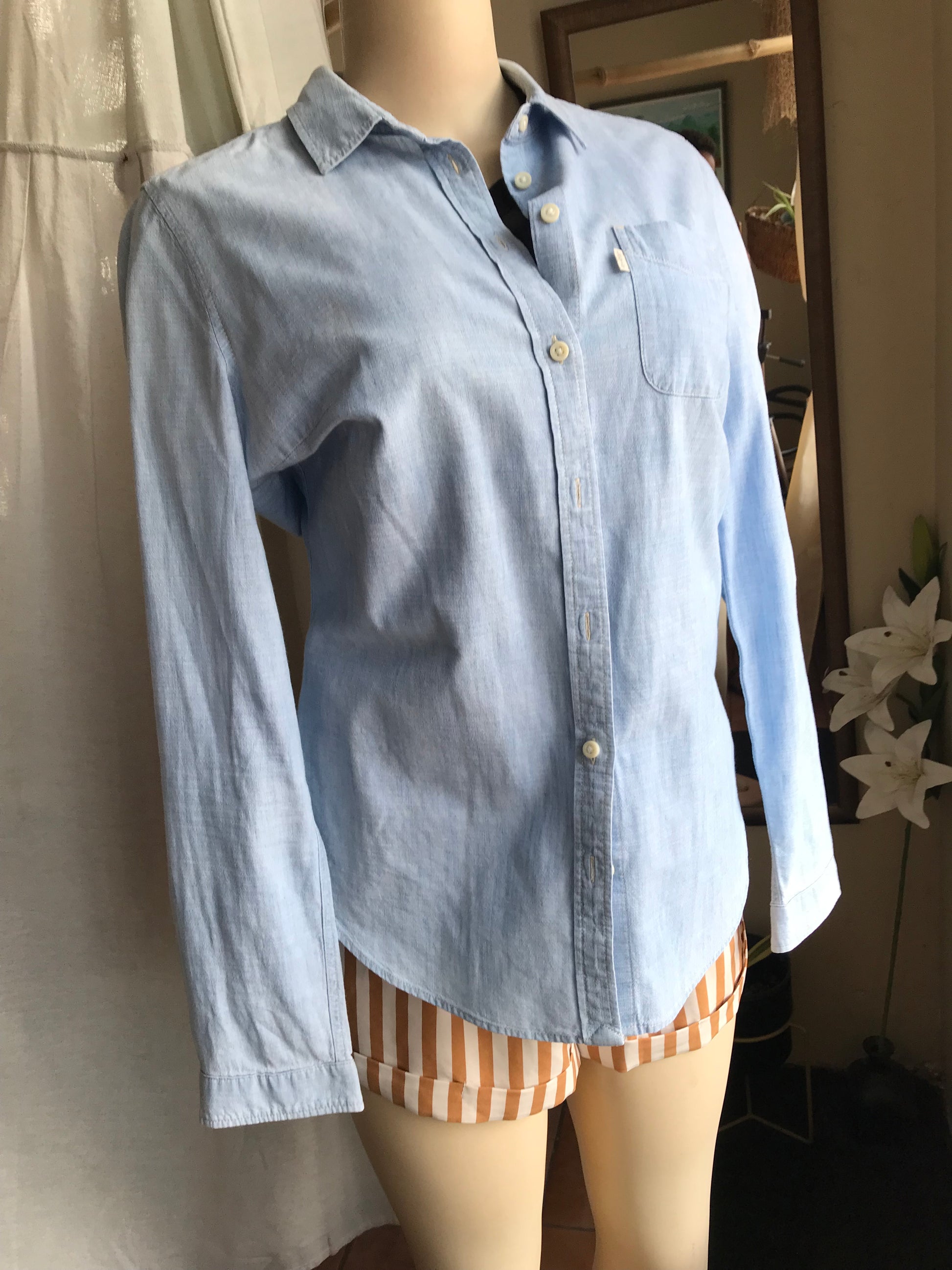 Levi's denim light wash button shirt... m