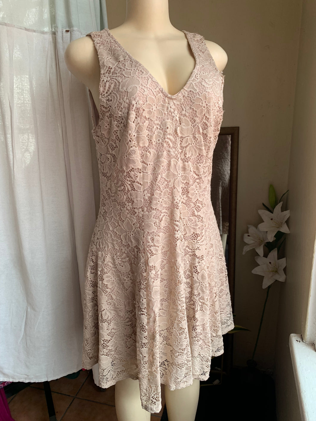 Beige lace V neck sleeveless dress M